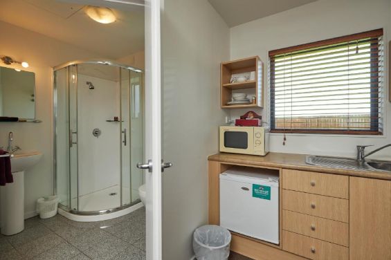 Executive Studio bathroom and kitchenette