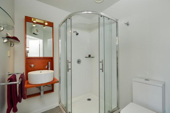 Executive Studio bathroom